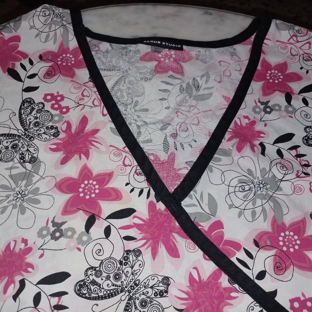 Scrub Studio Women's Scrub Top SZ 2-3XL Butterflies Pink & White - Picture 2 of 4